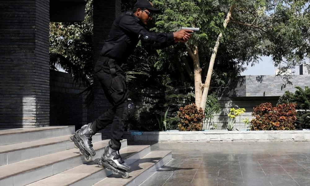 Πακιστάν: Ειδική μονάδα αστυνομικών καταδίωξης... με πατίνια